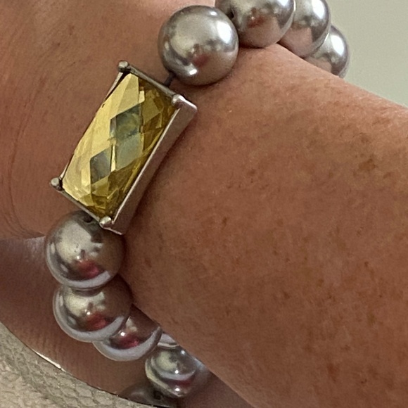 Lia Sophia Statement Stretch Bracelet – Faceted Citrine‑Look Stone & Faux Pearls - Picture 2 of 9